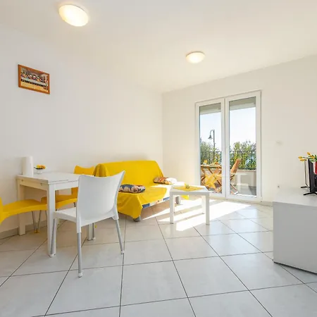 Beachfront Sisa Apartment Primosten