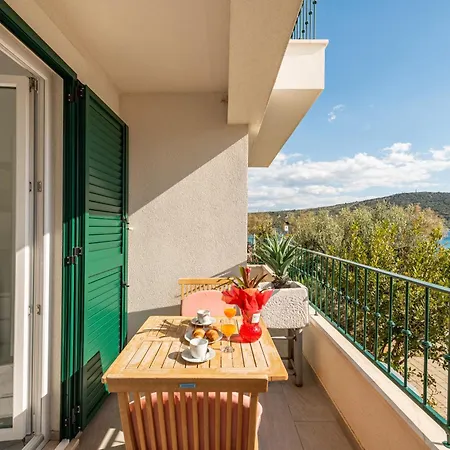 Apartment Beachfront Sisa *