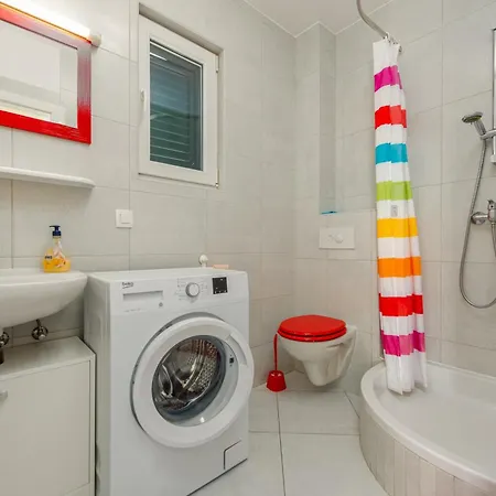 Beachfront Sisa Apartment Primosten