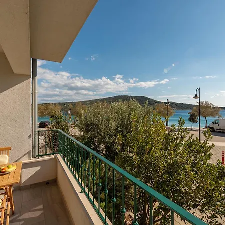 Apartment Beachfront Sisa *