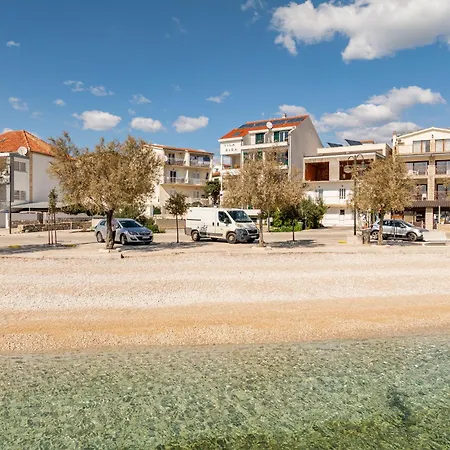 Beachfront Sisa Apartment *