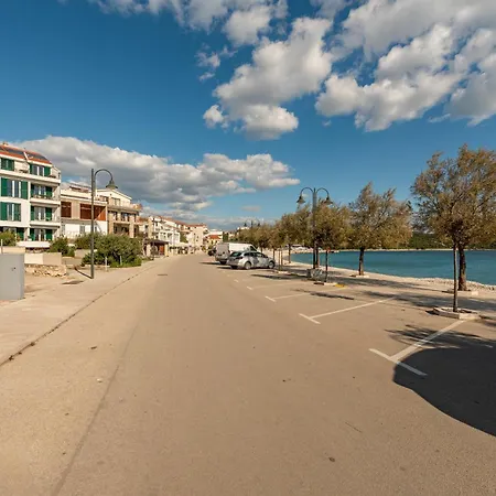 Apartment Beachfront Sisa *