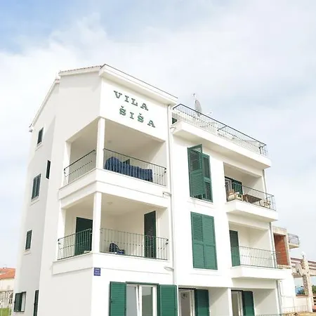 Beachfront Sisa Apartment