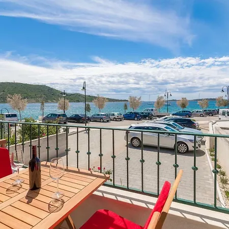 Beachfront Sisa Apartment Primosten