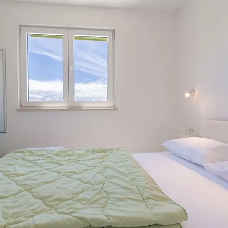 Beachfront Sisa Apartment Primosten